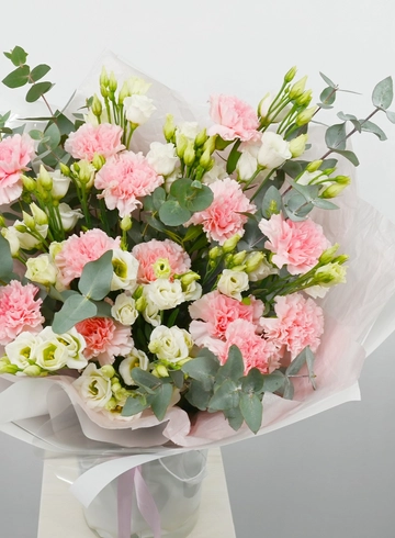 Букет с диантусами и эустомой  от интернет-магазина цветов в Норильске