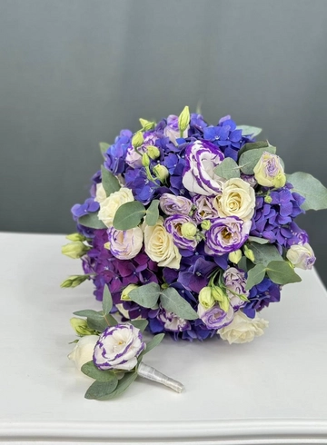 Букет невесты из гортензий и эустомы в синих тонах от интернет-магазина цветов в Норильске