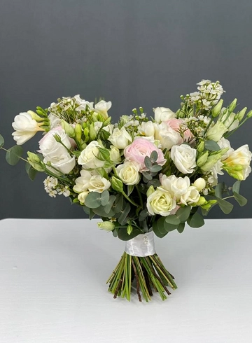 Раскидистый букет невесты в бело-розовом цвете от интернет-магазина цветов в Норильске