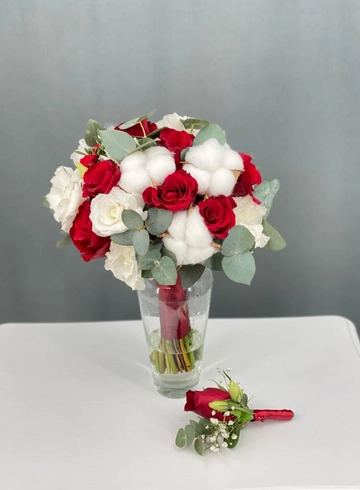 Букет невесты из красных и белых цветов от интернет-магазина цветов в Норильске
