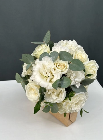 Букет невесты из белых эустом и розы от интернет-магазина цветов в Норильске