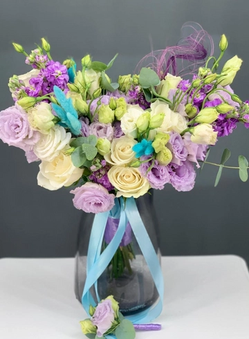 Букет невесты в сиренево-голубой гамме от интернет-магазина цветов в Норильске