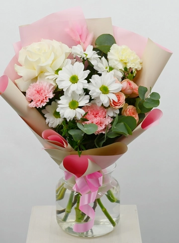 Нежный букет из стойких диантусов и роз от интернет-магазина цветов в Норильске