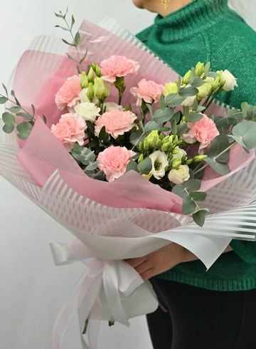 Воздушный букет из ароматного диантуса и стойкой эустомы  от интернет-магазина цветов в Норильске