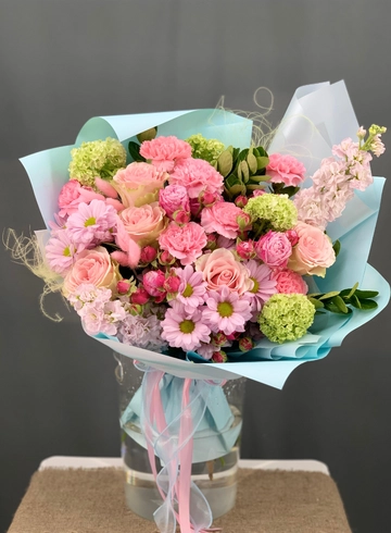 Букет из ароматных роз и воздушной стиффы  от интернет-магазина цветов в Норильске