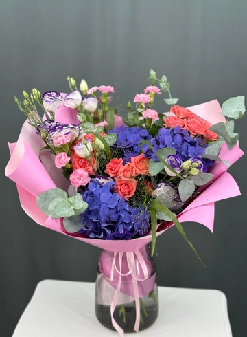 Букет с гортензией и кустовой розой от интернет-магазина цветов в Норильске