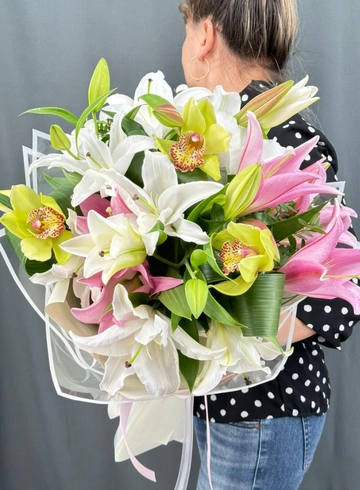 Букет с лилиями и орхидеями от интернет-магазина цветов в Норильске