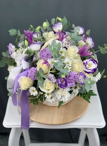 Корзина из роз, лунной гвоздики и эустомы от интернет-магазина цветов в Норильске