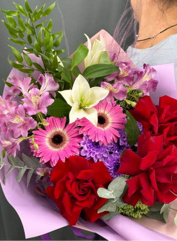 Букет из гербер, французских роз и лилии от интернет-магазина цветов в Норильске