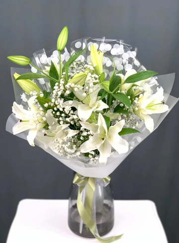 Букет из лилий с гипсофилой от интернет-магазина цветов в Норильске