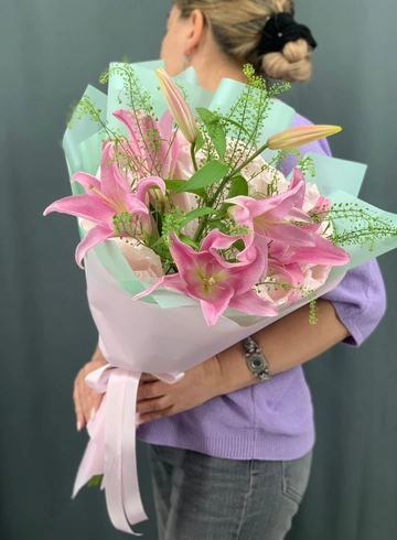 Букет с лилией от интернет-магазина цветов в Норильске