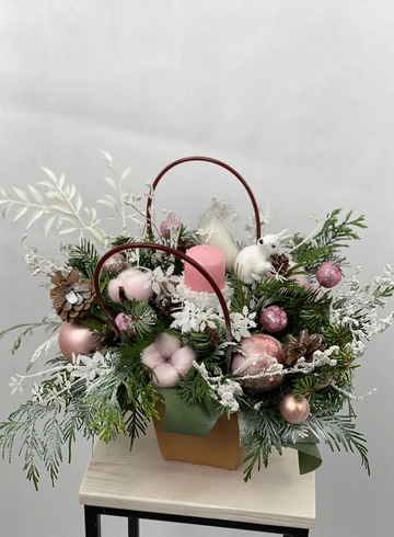 Новогодняя композиция в сумочке со свечой и белочкой от интернет-магазина цветов в Норильске