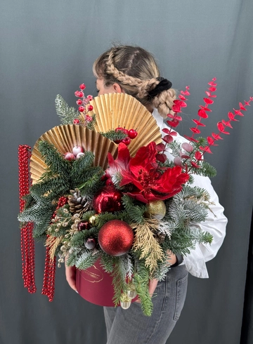 Новогодняя композиция в шляпной коробке с веерами от интернет-магазина цветов в Норильске