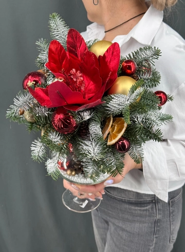Новогодняя композиция в бокале с пуансетией от интернет-магазина цветов в Норильске