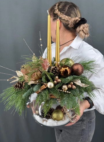 Новогодняя композиция с еловыми веткам со свечами от интернет-магазина цветов в Норильске