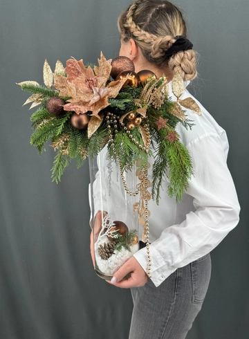 Новогодняя композиция с еловыми ветками в высокой вазе от интернет-магазина цветов в Норильске