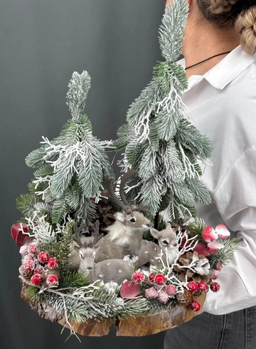 Новогодняя композиция на спиле с оленями от интернет-магазина цветов в Норильске