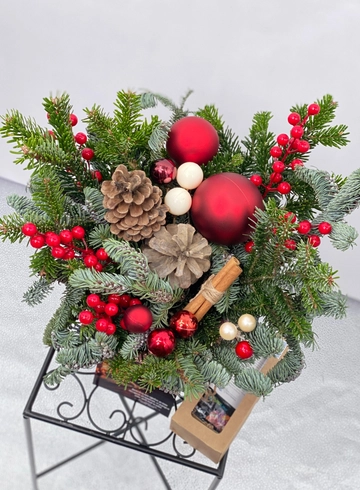 Новогодняя композиция с еловыми ветками и шишками в шляпной коробке от интернет-магазина цветов в Норильске