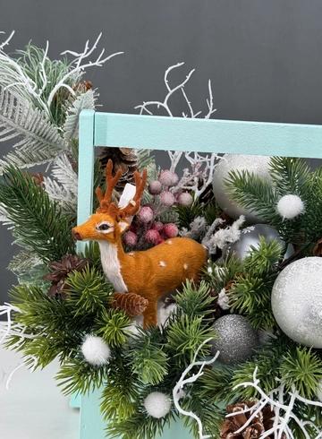 Новогодняя композиция с еловыми ветками, шариками и оленем от интернет-магазина цветов в Норильске