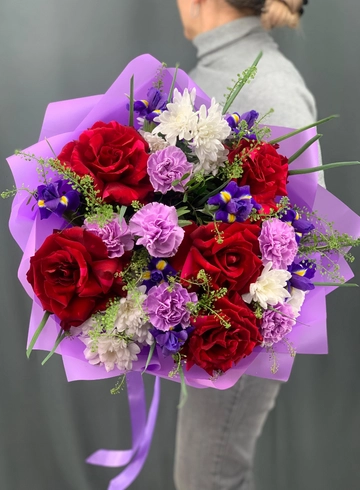 Букет из французских роз с ирисами от интернет-магазина цветов в Норильске