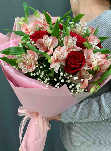 Букет из 5 роз с розовой альстромерии от интернет-магазина цветов в Норильске