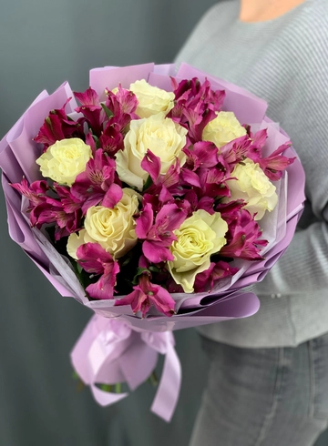 Букет из 7 белых роз с альстромерией от интернет-магазина цветов в Норильске