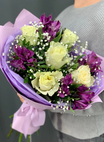 Букет из белых роз с гипсофилой от интернет-магазина цветов в Норильске