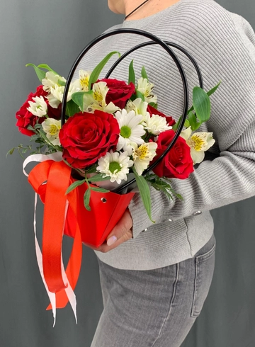 Яркая композиция из хризантем, альстромерий и роз от интернет-магазина цветов в Норильске