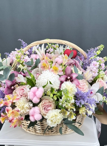 Корзина из роз, альстромерий, диантусов и маттиолы от интернет-магазина цветов в Норильске