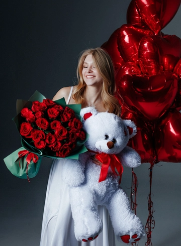 Букет из 25 кенийских роз с мишкой от интернет-магазина цветов в Норильске