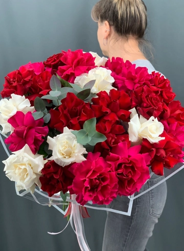 Букет из 21 французской розы микс от интернет-магазина цветов в Норильске