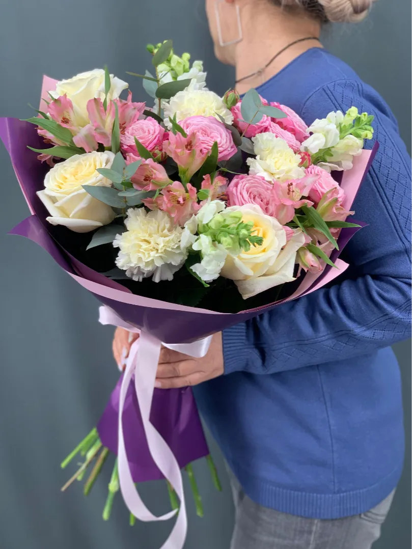 Букет с пионовидной и кустовой розой
