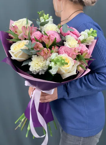 Букет с пионовидной и кустовой розой от интернет-магазина цветов в Норильске