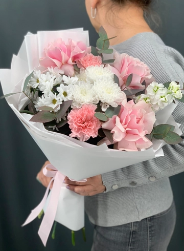 Букет из диантусов с французской розой и хризантемами от интернет-магазина цветов в Норильске