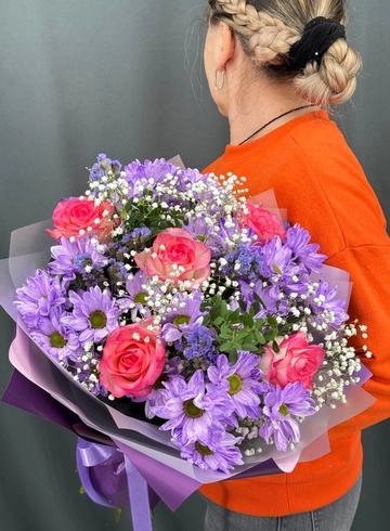 Букет из хризантем с 5 розами от интернет-магазина цветов в Норильске