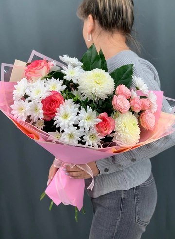 Букет с хризантемами и кустовой розой от интернет-магазина цветов в Норильске