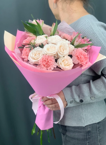 Букет с кустовой розой и диантусами от интернет-магазина цветов в Норильске