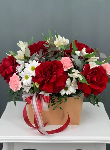 Композиция с французскими розами от интернет-магазина цветов в Норильске