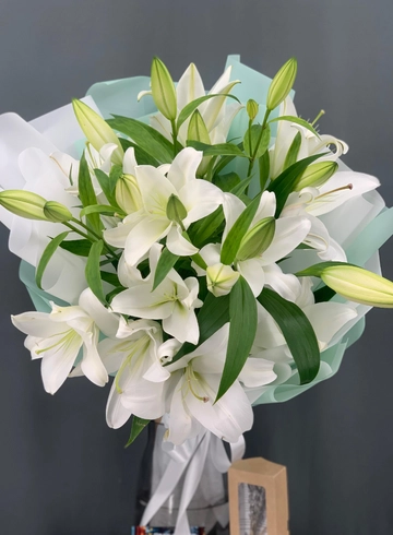 Ароматный букет из белых лилий от интернет-магазина цветов в Норильске