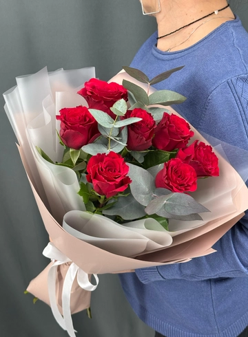 Стильный букет- комплимент из 7 красных роз и ароматного эвкалипта от интернет-магазина цветов в Норильске