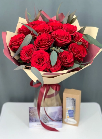 Красивый букет из красных роз с ароматным эвкалиптом от интернет-магазина цветов в Норильске