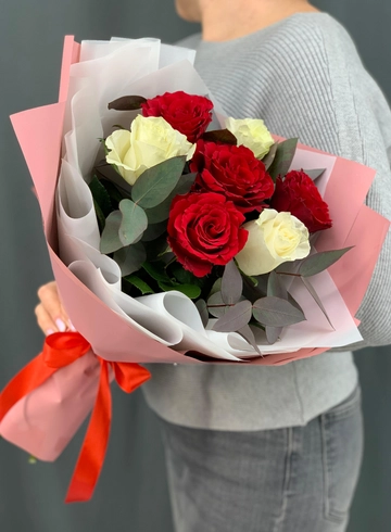 Букет из красных и белых роз с ароматным эвкалиптом от интернет-магазина цветов в Норильске