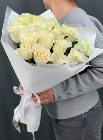Букет из 17 белых роз от интернет-магазина цветов в Норильске
