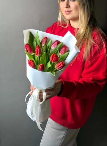 Яркий букет из 9 тюльпанов от интернет-магазина цветов в Норильске