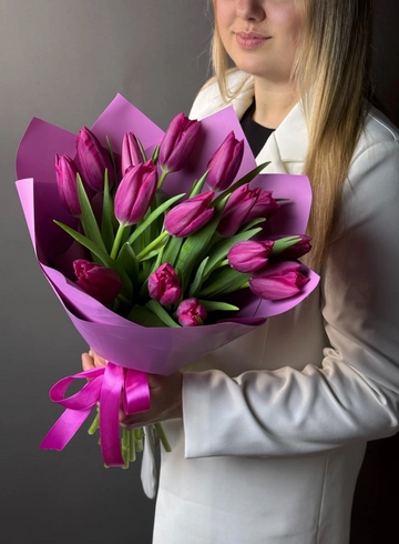 Букет из 15 фиолетовых тюльпанов от интернет-магазина цветов в Норильске