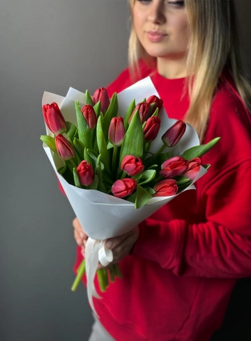 Букет из 15 красных тюльпанов от интернет-магазина цветов в Норильске