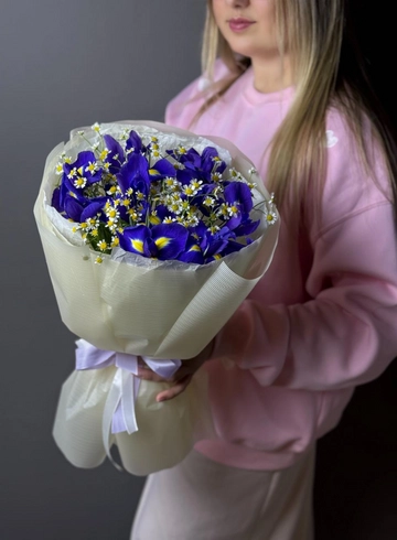 Букет с ирисами  от интернет-магазина цветов в Норильске