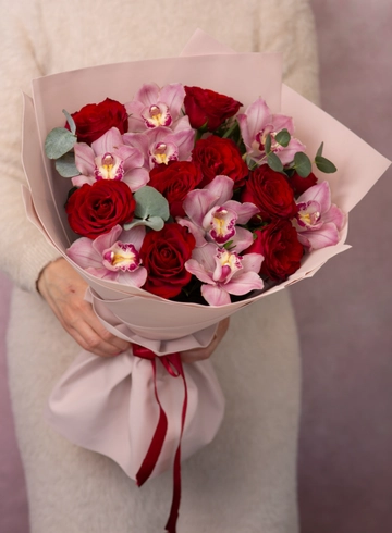 Букет из красных роз с орхидеями от интернет-магазина цветов в Норильске