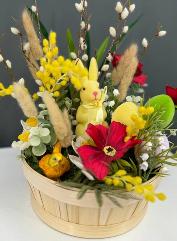 Пасхальная композиция с желтым кроликом от интернет-магазина цветов в Норильске