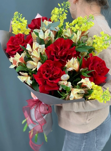 Букет из красных французских роз и альстромерий от интернет-магазина цветов в Норильске